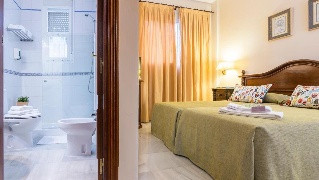 Hotel Gran Avenida Coria del Río Esterno foto