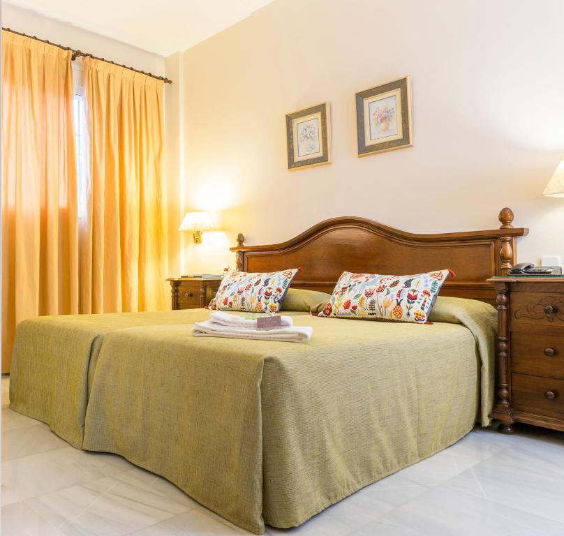 Hotel Gran Avenida Coria del Río Esterno foto