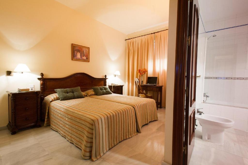 Hotel Gran Avenida Coria del Río Esterno foto