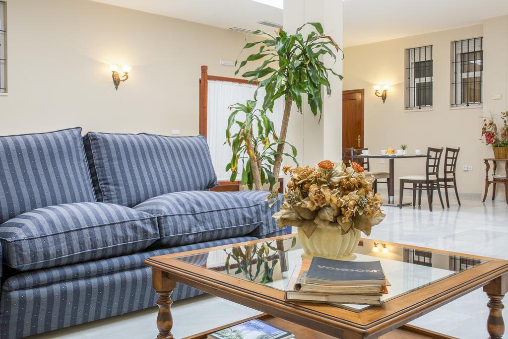 Hotel Gran Avenida Coria del Río Esterno foto
