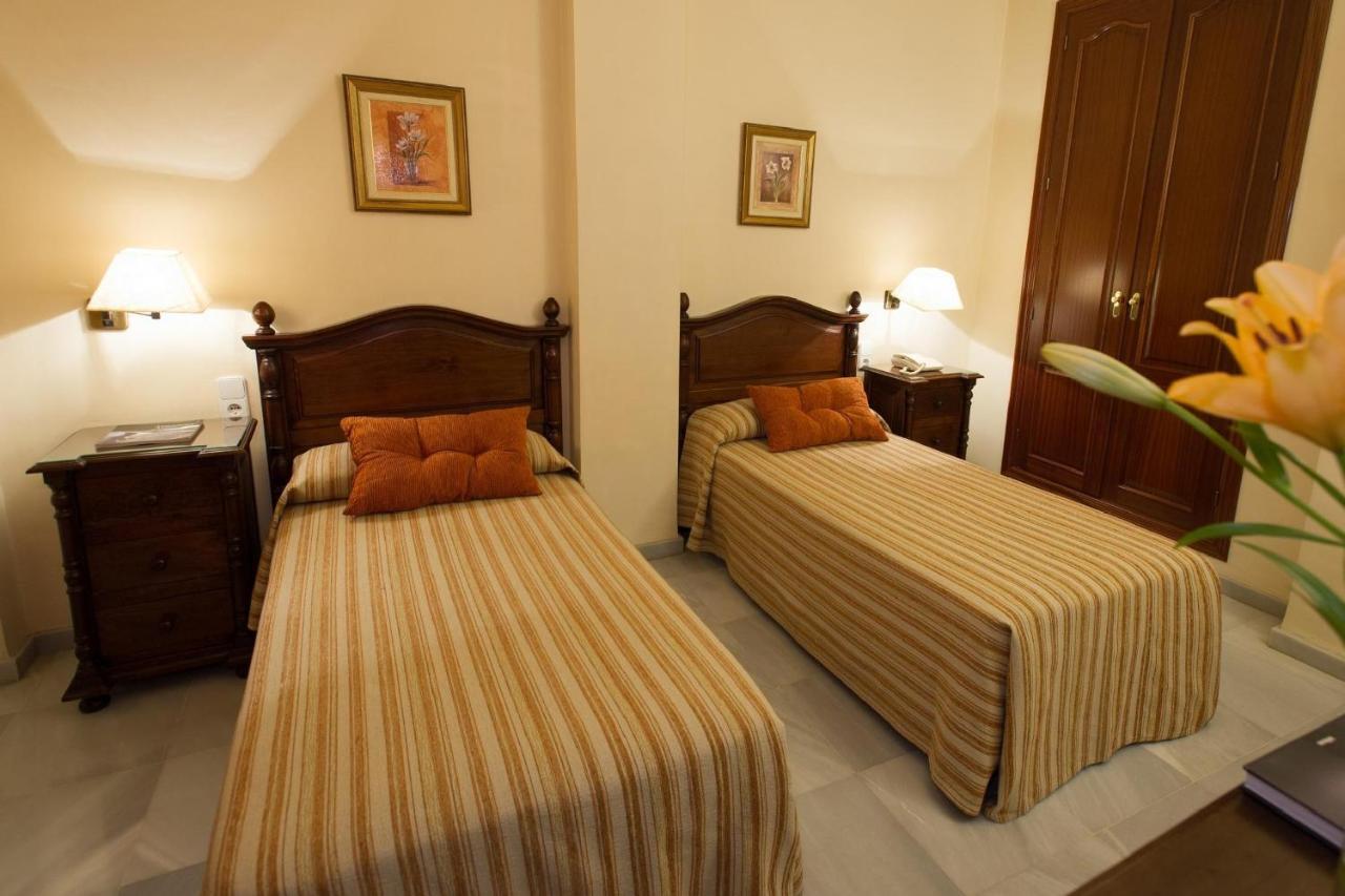 Hotel Gran Avenida Coria del Río Esterno foto
